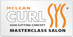 “CURL XXS MCLEAN” als “HAIR CUTTING CONCEPT” und “MASTERCLASS SALON” mit einer orangefarbenen Grafik, die zwei lockige Haarsträhnen neben dem Text darstellt.