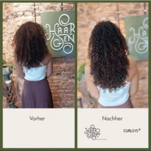 Zufriedene Kundin zeigt ihre perfekt gestylten Locken von Lockenspezialist in Frankfurt.